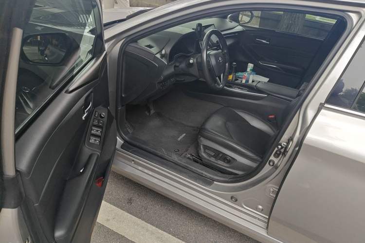 Used Toyota Avalon 2019 2.0L Luxury Edition China VI Standard Driver Seat