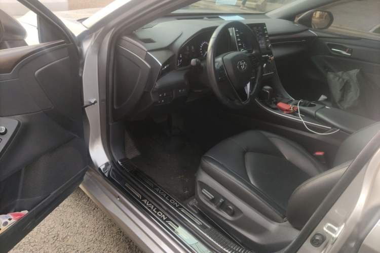 Used Toyota Avalon 2019 2.0L Luxury Edition China VI Standard Driver Seat