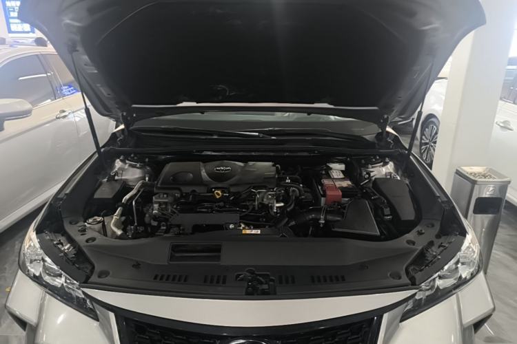 Used Toyota Avalon 2019 2.5L Touring Premium Version China VI Standard Engine Bay
