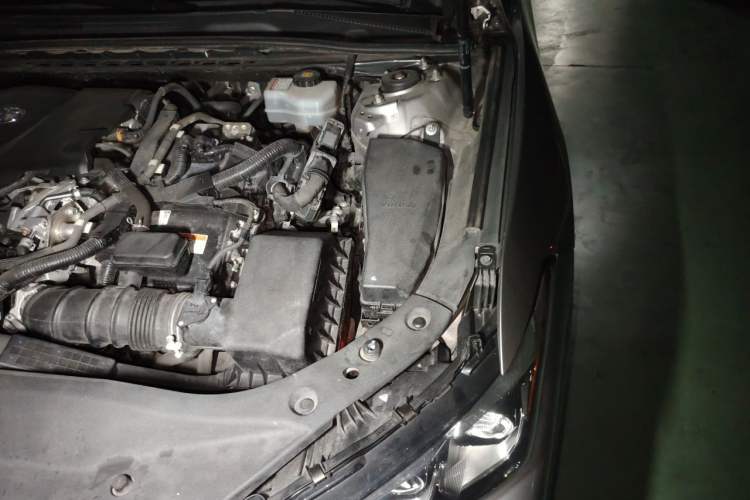 Used Toyota Avalon 2019 Dual-Engine 2.5L XLE Prestige Version China V Standard Engine Bay Left