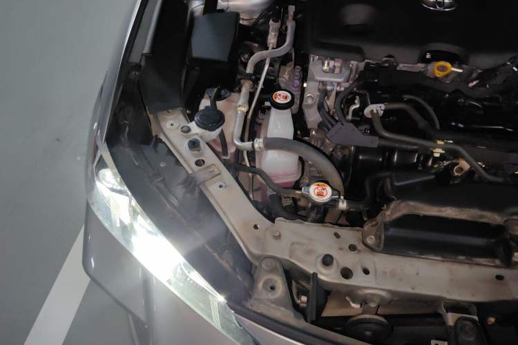 Used Toyota Avalon 2019 Dual-Engine 2.5L Luxury Edition China VI Standard Engine Bay Right