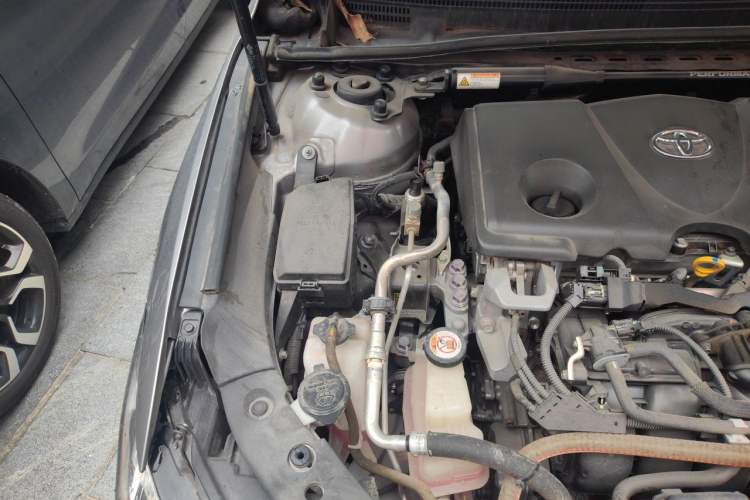 Used Toyota Avalon 2019 Dual-Engine 2.5L XLE Prestige Version China VI Standard Engine Bay Right