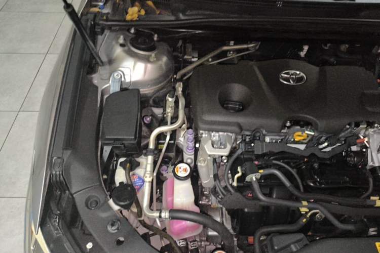 Used Toyota Avalon 2019 Dual-Engine 2.5L XLE Prestige Version China VI Standard Engine Bay Right