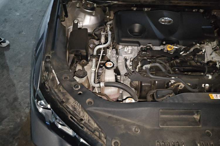 Used Toyota Avalon 2019 Dual-Engine 2.5L XLE Prestige Version China VI Standard Engine Bay Right