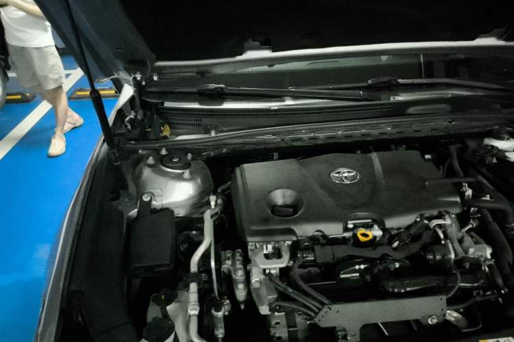 Used Toyota Avalon 2019 2.5L Touring Premium Version China VI Standard Engine Bay Right