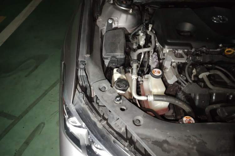 Used Toyota Avalon 2019 Dual-Engine 2.5L XLE Prestige Version China V Standard Engine Bay Right