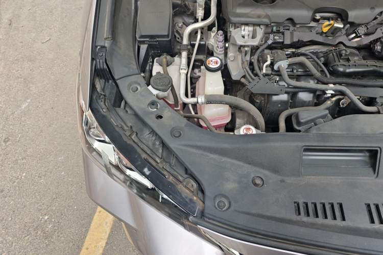 Used Toyota Avalon 2019 Dual-Engine 2.5L XLE Prestige Version China V Standard Engine Bay Right