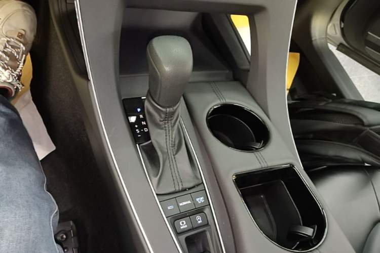 Used Toyota Avalon 2019 2.5L Ambition Version China VI Standard Gear Lever