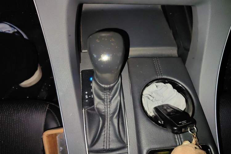 Used Toyota Avalon 2019 Dual-Engine 2.5L Luxury Edition China VI Standard Gear Lever