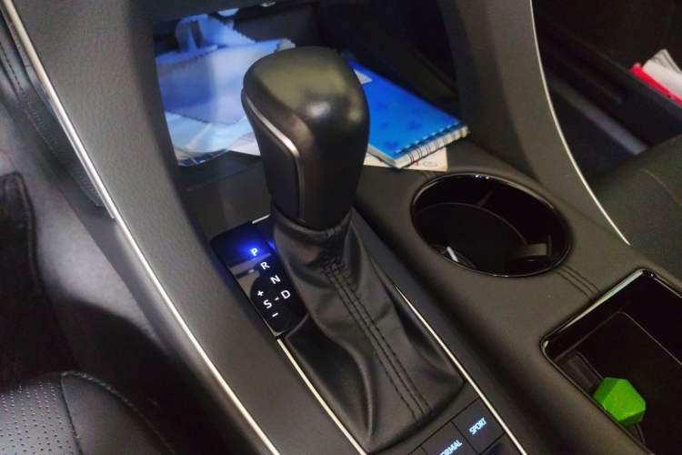 Used Toyota Avalon 2019 Dual-Engine 2.5L Luxury Edition China VI Standard Gear Lever