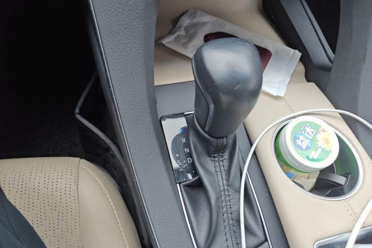 Used Toyota Avalon 2019 Dual-Engine 2.5L XLE Prestige Version China VI Standard Gear Lever