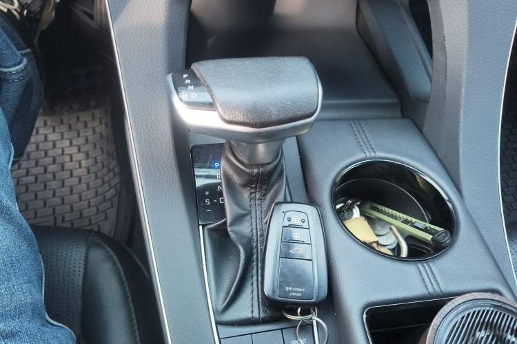 Used Toyota Avalon 2019 Dual-Engine 2.5L Luxury Edition China VI Standard Gear Lever