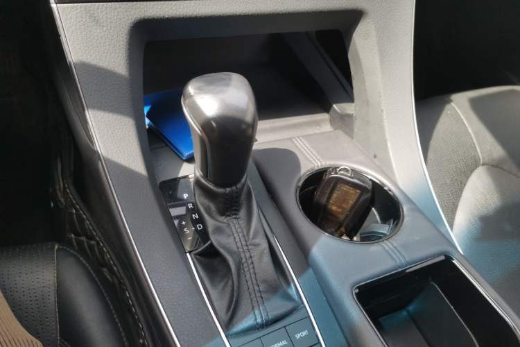 Used Toyota Avalon 2019 Dual-Engine 2.5L Luxury Edition China VI Standard Gear Lever