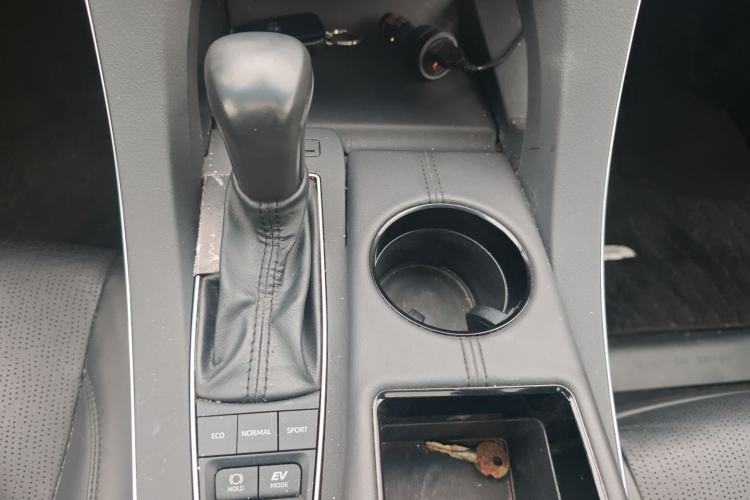 Used Toyota Avalon 2019 Dual-Engine 2.5L Luxury Edition China VI Standard Gear Lever