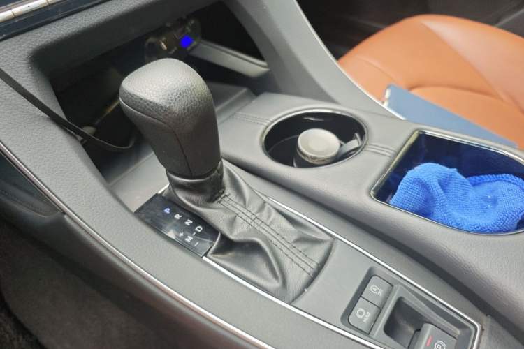 Used Toyota Avalon 2019 2.0L Ambition Edition China VI Gear Lever