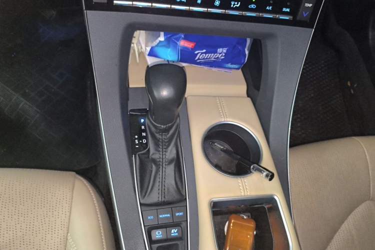 Used Toyota Avalon 2019 Dual-Engine 2.5L XLE Prestige Version China VI Standard Gear Lever