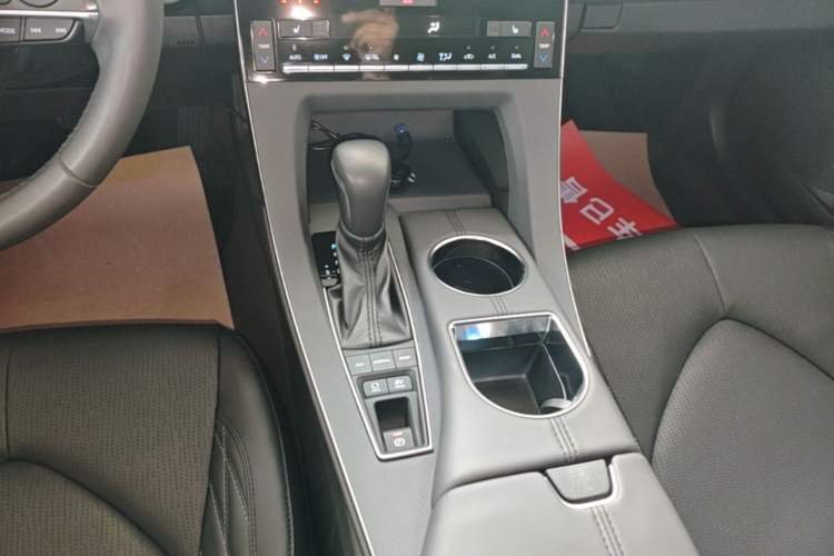 Used Toyota Avalon 2019 Dual-Engine 2.5L XLE Prestige Version China VI Standard Gear Lever