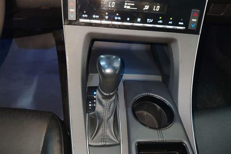 Used Toyota Avalon 2019 2.0L Luxury Edition China VI Standard Gear Lever