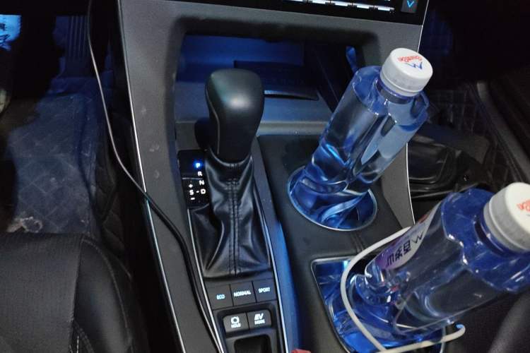 Used Toyota Avalon 2019 Dual-Engine 2.5L XLE Prestige Version China VI Standard Gear Lever