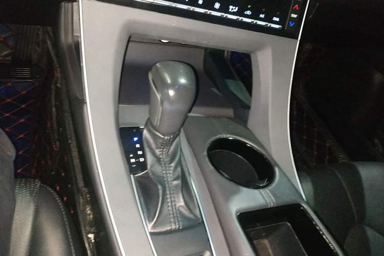 Used Toyota Avalon 2019 2.0L Luxury Edition China VI Standard Gear Lever