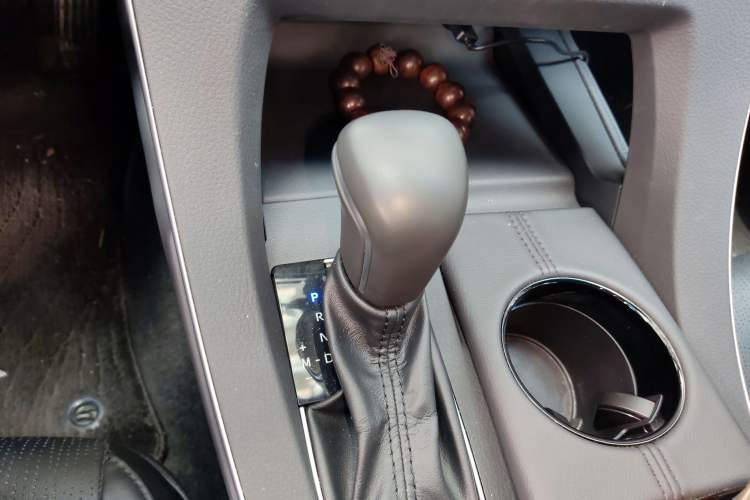 Used Toyota Avalon 2019 2.0L Luxury Edition China VI Standard Gear Lever