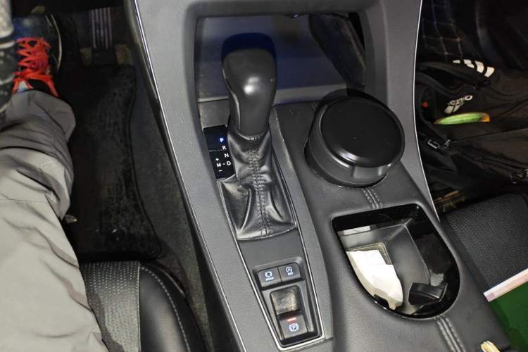 Used Toyota Avalon 2019 2.0L XLE Premium Edition China VI Gear Lever