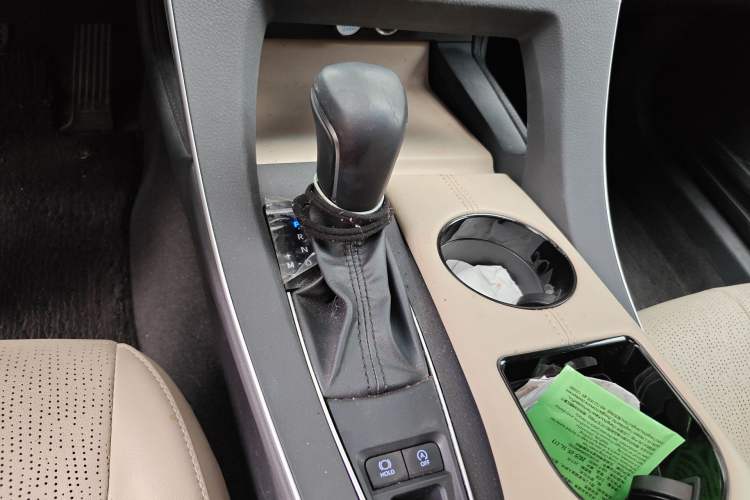 Used Toyota Avalon 2019 2.0L Luxury Edition China VI Standard Gear Lever