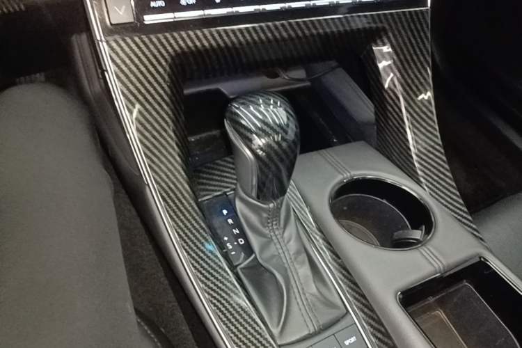 Used Toyota Avalon 2019 Dual-Engine 2.5L Luxury Edition China VI Standard Gear Lever