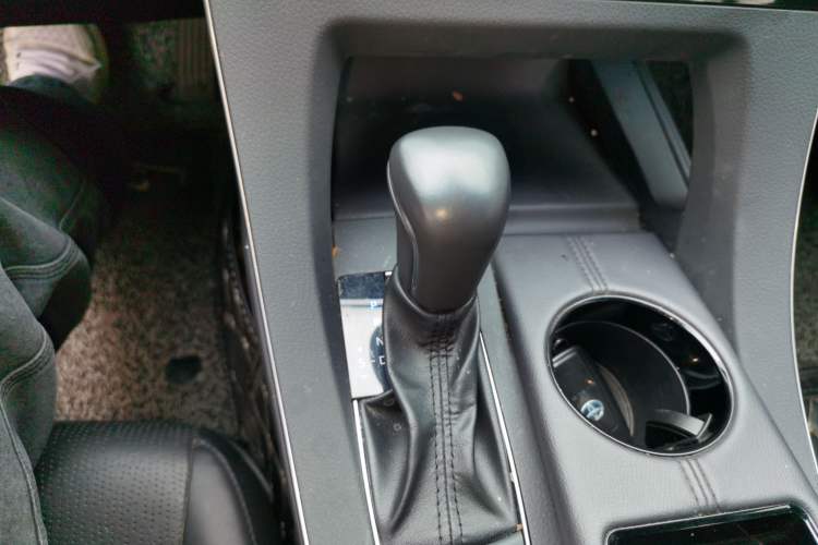 Used Toyota Avalon 2019 Dual-Engine 2.5L Luxury Edition China VI Standard Gear Lever