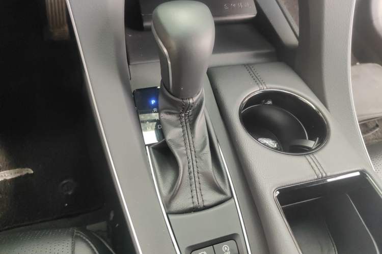 Used Toyota Avalon 2019 2.0L XLE Premium Edition China VI Gear Lever