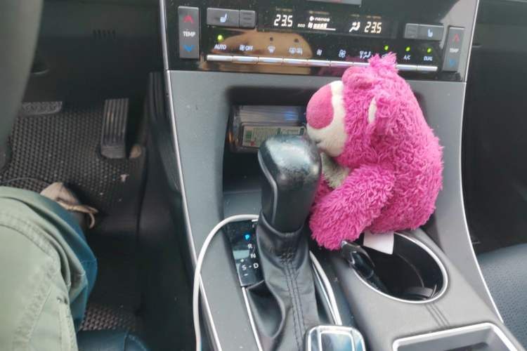 Used Toyota Avalon 2019 Dual-Engine 2.5L XLE Prestige Version China VI Standard Gear Lever