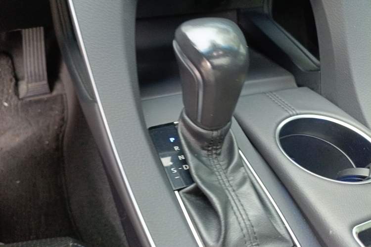 Used Toyota Avalon 2019 Dual-Engine 2.5L XLE Prestige Version China VI Standard Gear Lever