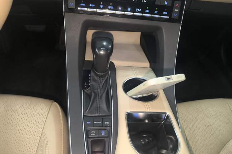 Used Toyota Avalon 2019 2.5L Touring Premium Version China VI Standard Gear Lever