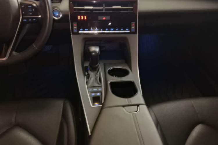Used Toyota Avalon 2019 Dual-Engine 2.5L Luxury Edition China VI Standard Gear Lever