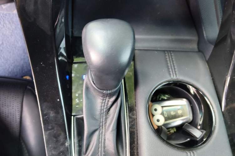 Used Toyota Avalon 2019 Dual-Engine 2.5L Luxury Edition China VI Standard Gear Lever