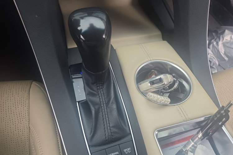 Used Toyota Avalon 2019 2.5L Touring Premium Version China VI Standard Gear Lever