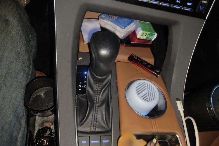 Used Toyota Avalon 2019 Dual-Engine 2.5L XLE Prestige Version China VI Standard Gear Lever