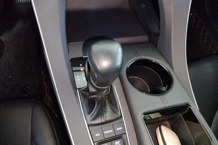 Used Toyota Avalon 2019 Dual-Engine 2.5L Luxury Edition China VI Standard Gear Lever