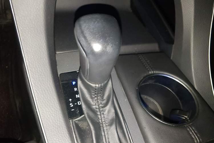 Used Toyota Avalon 2019 Dual-Engine 2.5L XLE Prestige Version China V Standard Gear Lever