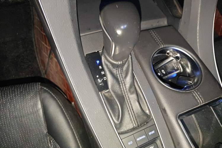 Used Toyota Avalon 2019 Dual-Engine 2.5L XLE Prestige Version China VI Standard Gear Lever