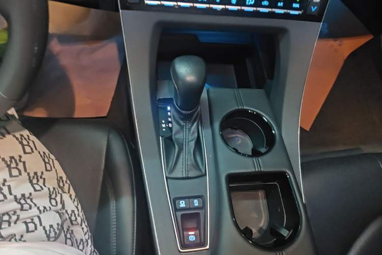 Used Toyota Avalon 2019 2.0L Luxury Edition China VI Standard Gear Lever