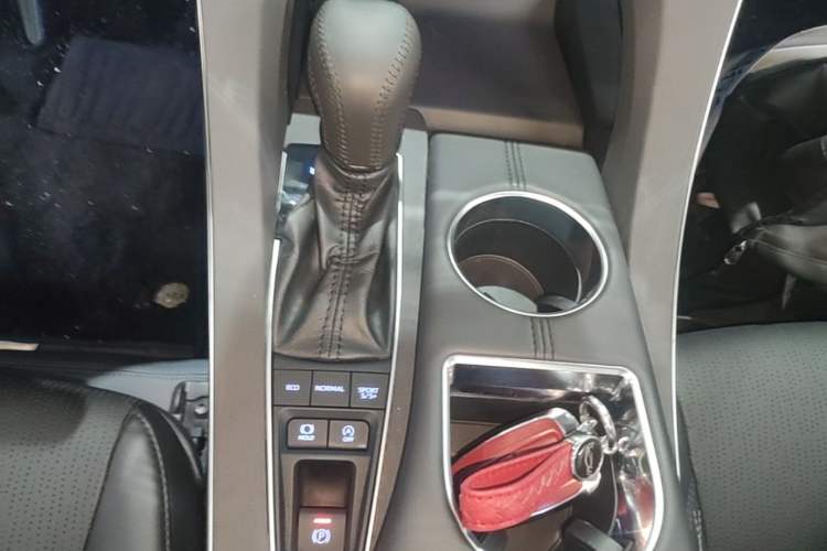 Used Toyota Avalon 2019 2.5L Touring Premium Version China VI Standard Gear Lever