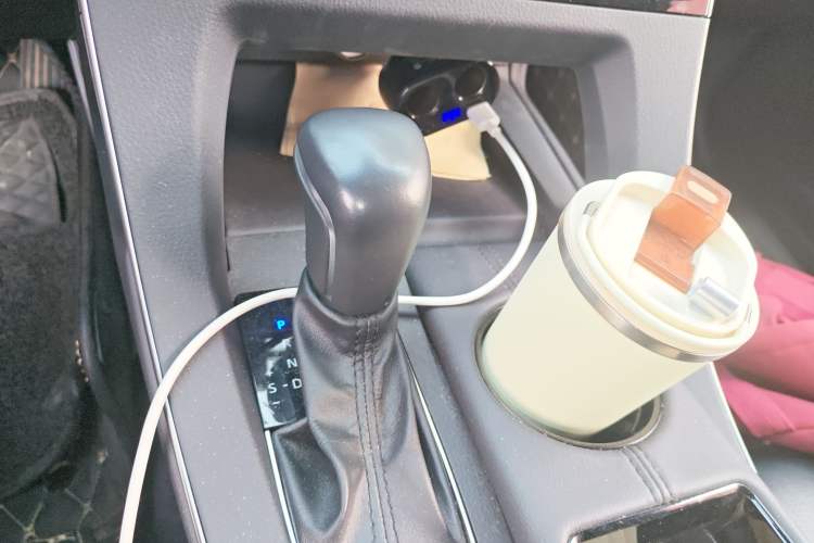 Used Toyota Avalon 2019 Dual-Engine 2.5L Luxury Edition China VI Standard Gear Lever