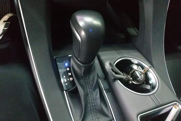 Used Toyota Avalon 2019 Dual-Engine 2.5L XLE Prestige Version China VI Standard Gear Lever