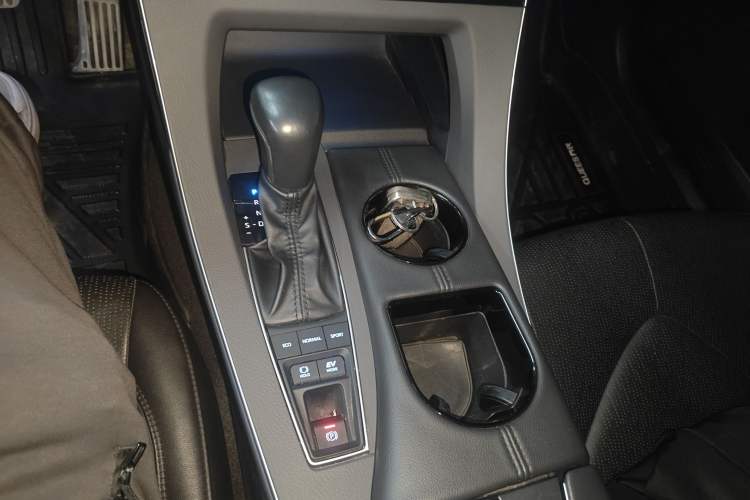 Used Toyota Avalon 2019 Dual-Engine 2.5L Luxury Edition China VI Standard Gear Lever