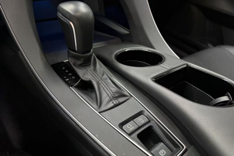 Used Toyota Avalon 2019 2.0L Luxury Edition China VI Standard Gear Lever