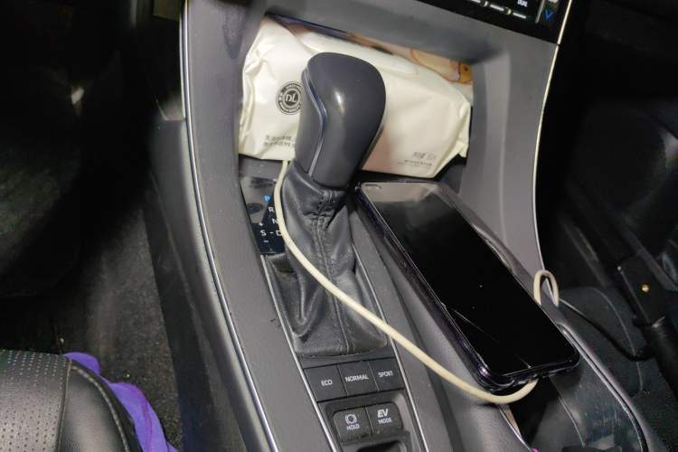 Used Toyota Avalon 2019 Dual-Engine 2.5L XLE Prestige Version China VI Standard Gear Lever