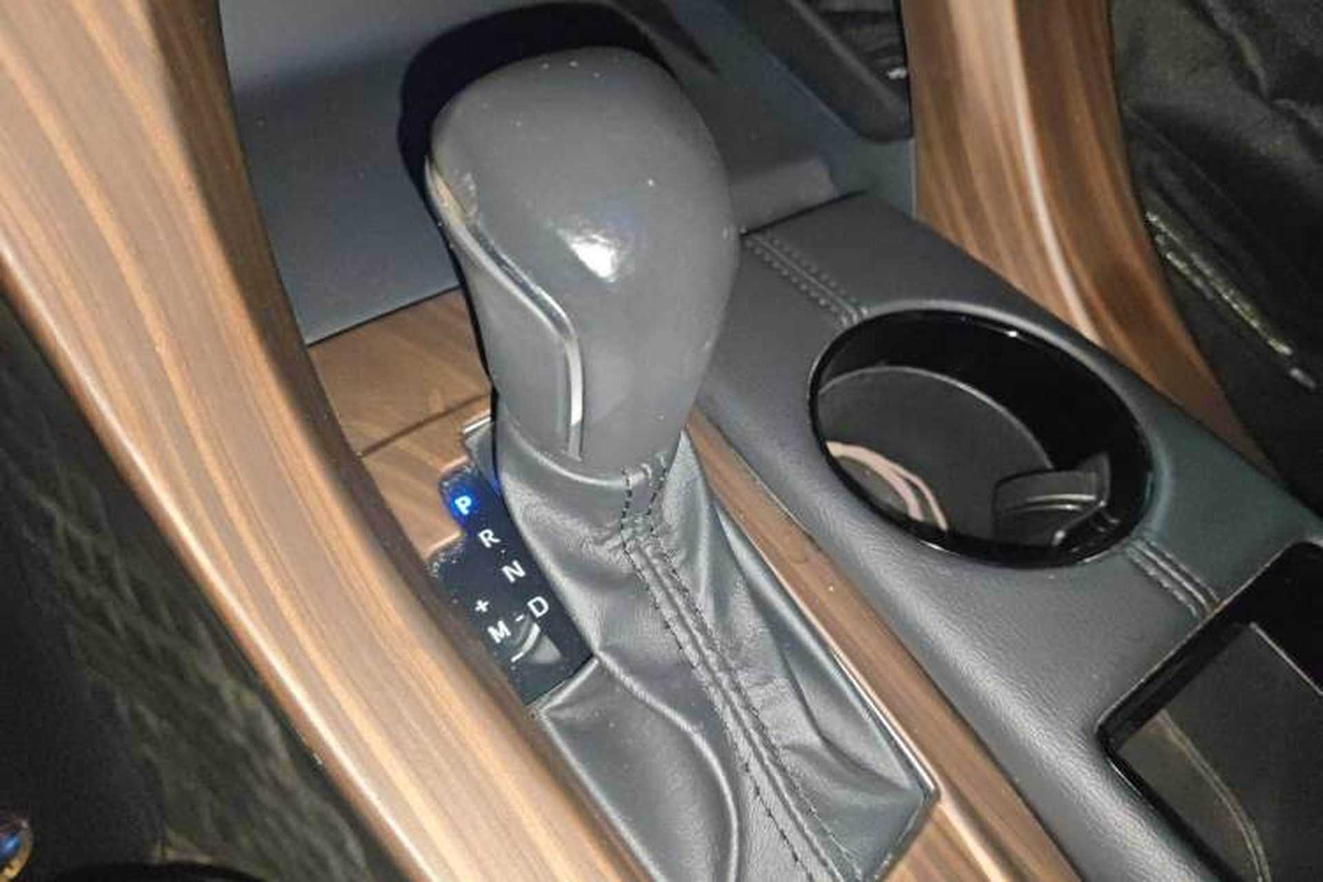 Used Toyota Avalon 2019 2.0L Luxury Edition China VI Standard Gear Lever