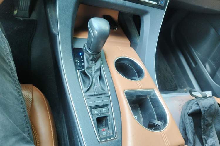 Used Toyota Avalon 2019 Dual-Engine 2.5L Limited Flagship Edition China V Standard Gear Lever