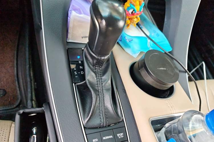 Used Toyota Avalon 2019 2.5L Touring Premium Version China VI Standard Gear Lever